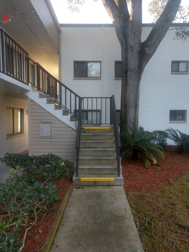 Building Photo - $200 Move in Special 2 Bedroom/2 Bath Palm...