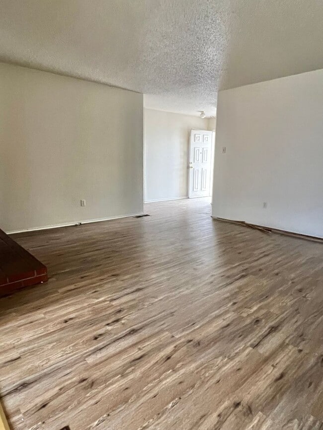 Building Photo - 1875 Greenbrae Dr