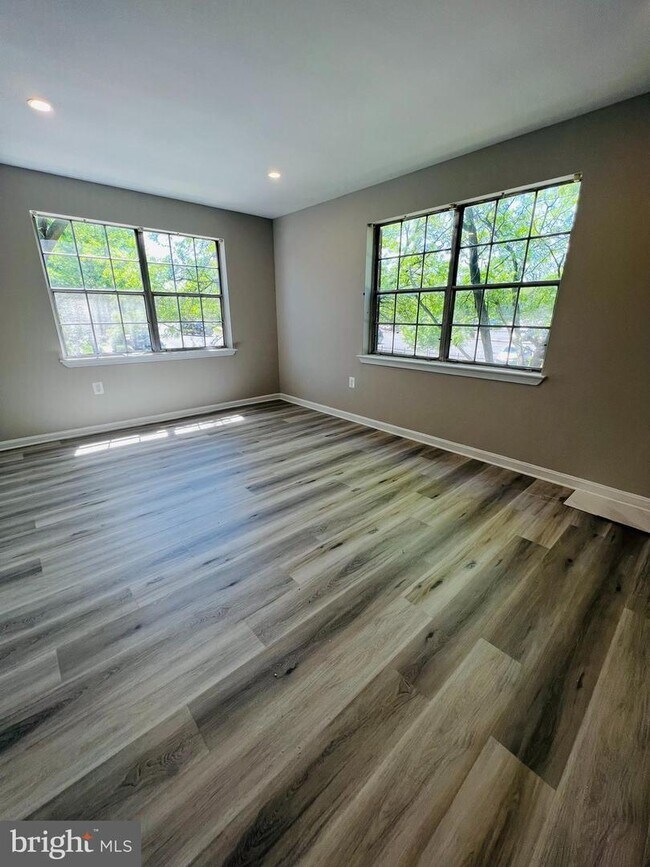 Foto del edificio - 5925 Quantrell Ave