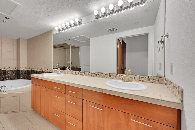 Building Photo - $2,500 - 1 Bed 1 Bath Condo with Central A...