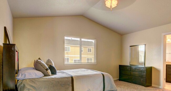 Large master suite, with vaulted ceilings - 7916 Lightwood Way