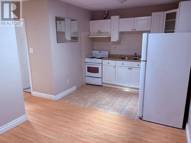 Photo du bâtiment - 2530 Eglinton Ave W