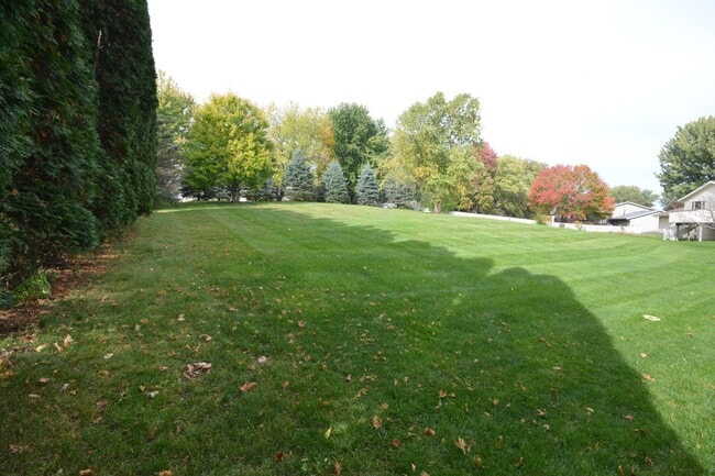 Building Photo - Rare end unit townhome in super convenient...