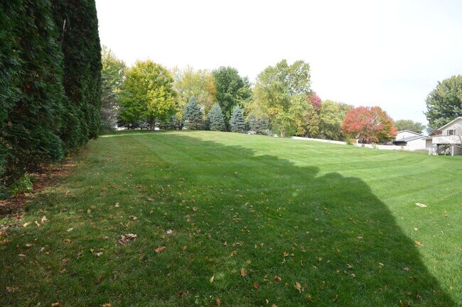 Foto del edificio - Rare end unit townhome in super convenient...