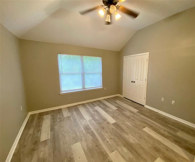 Foto del edificio - 5710 Lark Creek Dr