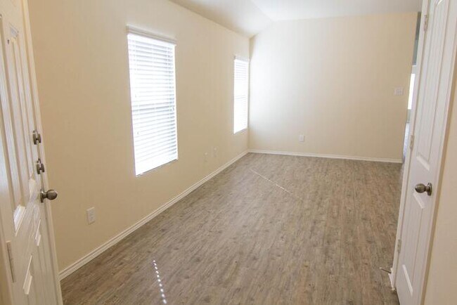 Building Photo - Somerset Trails - 3719 Somers Crest, San A...