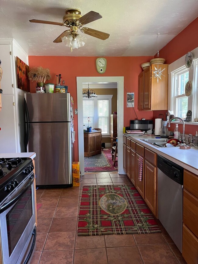 Building Photo - Cute, Well-cared for Furnished Craftsman S...