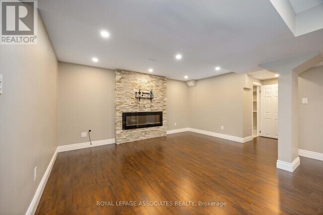 Building Photo - 61 Estrella Cres