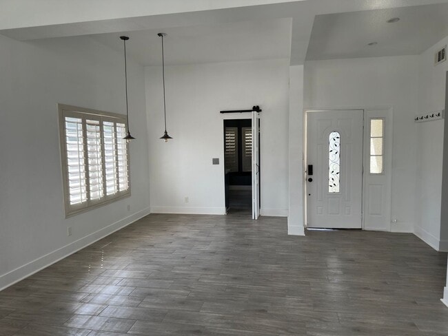 Building Photo - Updated Single Story, 2 Bedroom Home in De...