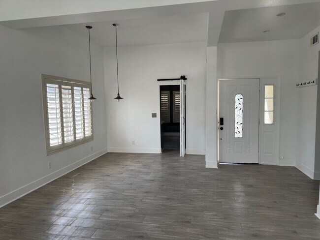 Foto del edificio - Updated Single Story, 2 Bedroom Home in De...