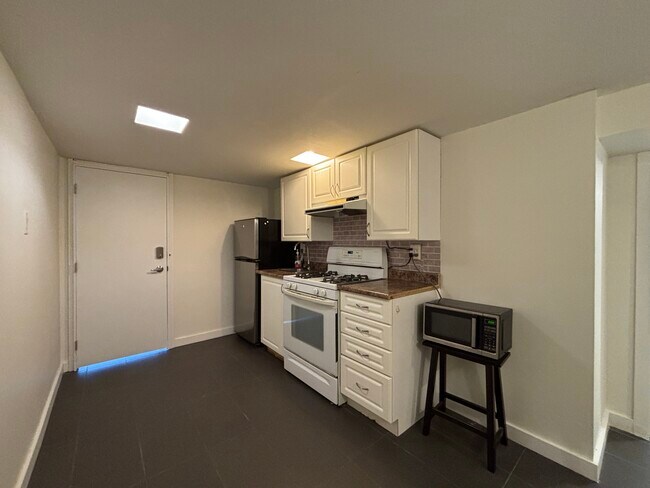 Photo du bâtiment - 6819 Linden Av