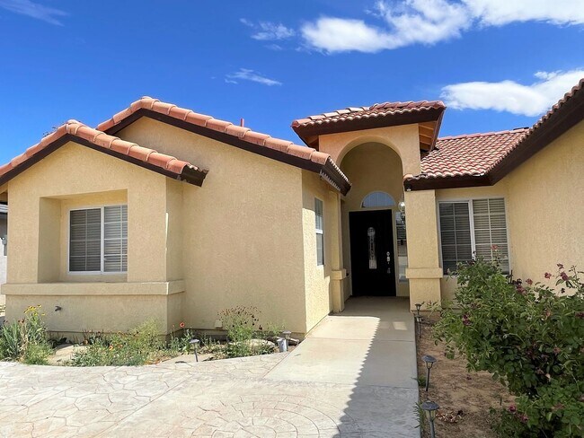 Building Photo - Highly Desirable Golf Course Neighborhood