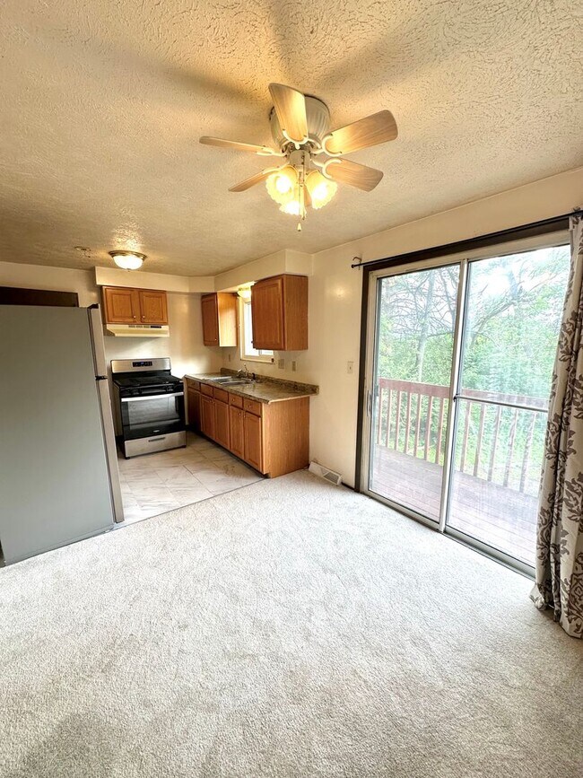 Foto del edificio - Well-Maintained 2 Bed, 1 Bath Townhome in West Mifflin - Private Balcony, Central AC & Heat - Ava...