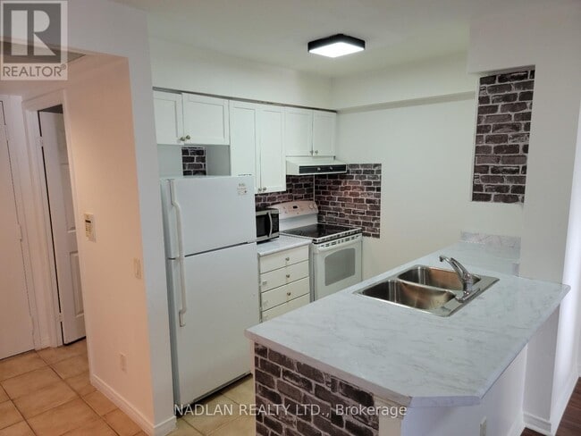 Building Photo - 155-1155 Beecroft Rd