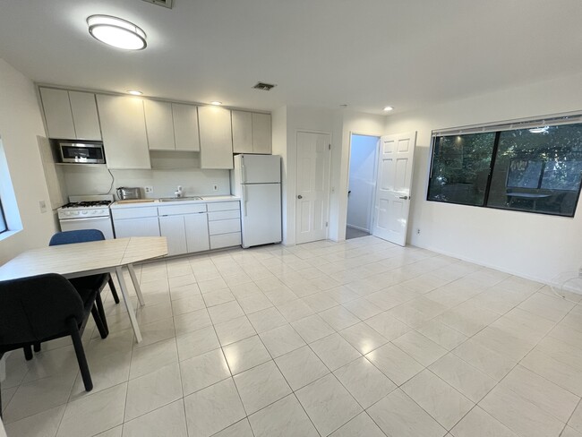 Foto del edificio - 113 N Maple Dr