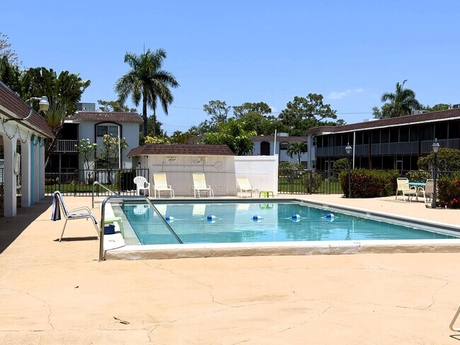 Foto del edificio - FIRST MONTHS RENT FREE!!! Beautiful 2 MASTER SUITE CONDO in Central Ft. Myers with Over 1200 Sqft.