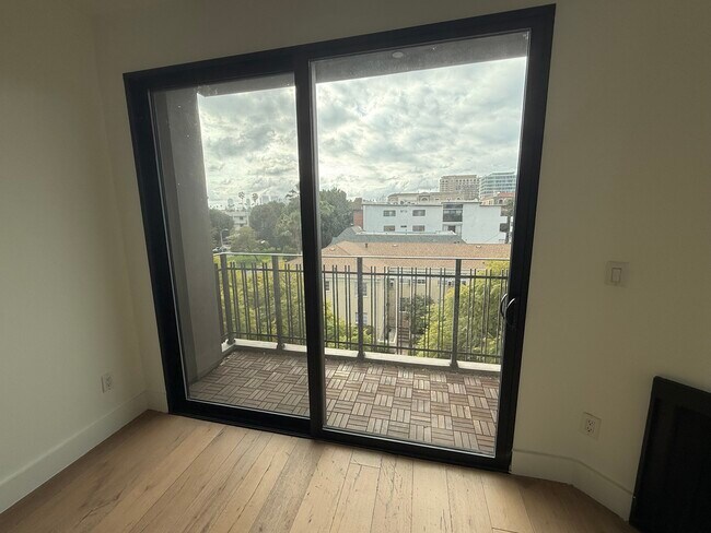 Foto del edificio - 8811 Burton Way