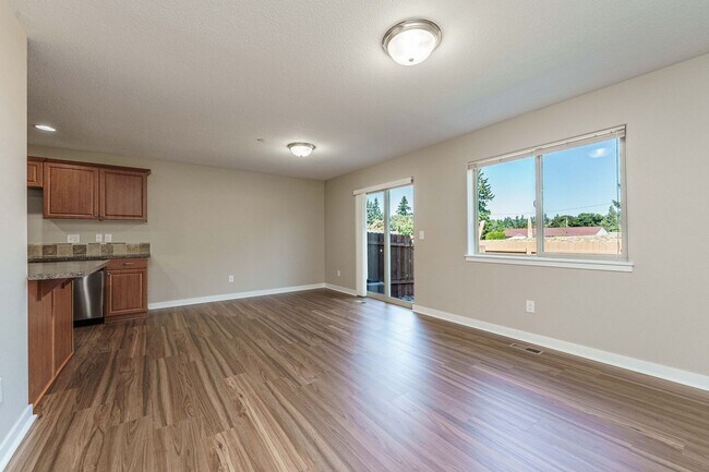 Foto del edificio - ASK ABOUT AUGUST MOVE IN SPECIAL 3 Bedroom...