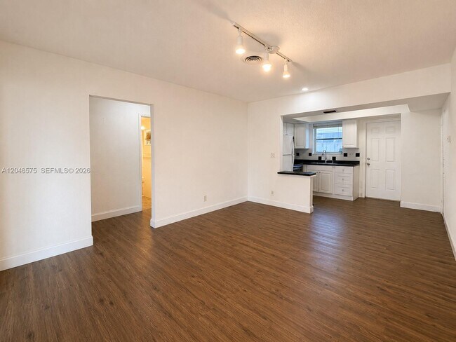 Foto del edificio - 117 NE 30th Ct