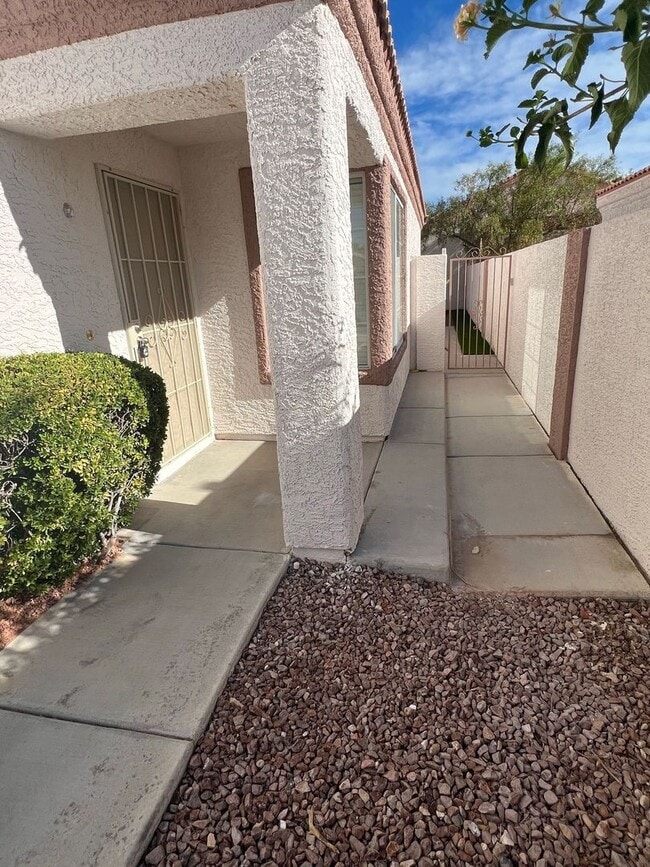Foto del edificio - 9824 Cross Creek Way