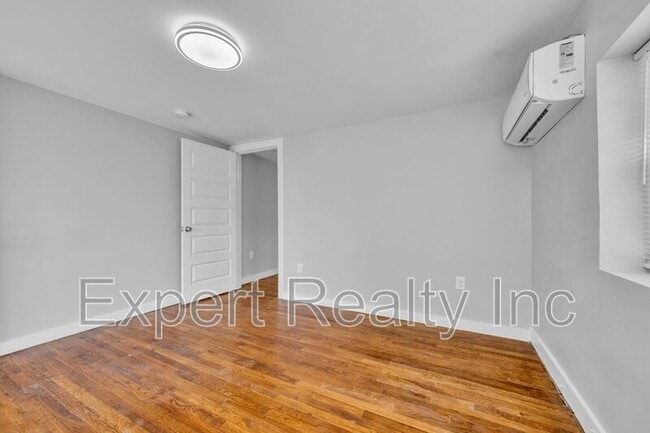 Building Photo - 546 55th St