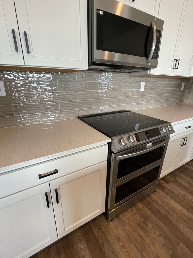 Amplia cocina con placa de inducción - 1800 Iron Wheel Dr