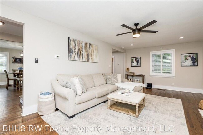 Building Photo - 4 br, 2.5 bath House - 1049 N Lexan Crescent