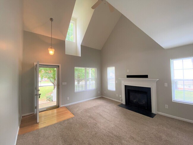 Building Photo - ~~~ Charming 4 Bedroom Home ~~~