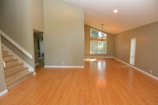Building Photo - Beautiful 4 bedroom 2 1/2bath home Cerritos