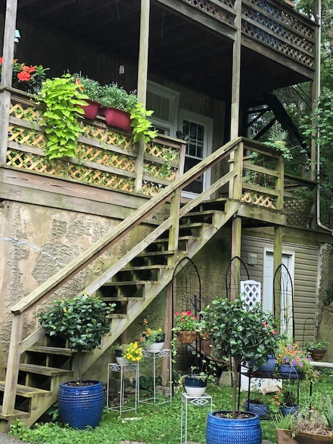 Porche trasero junto a una de las habitaciones - 1910 Sulgrave Ave