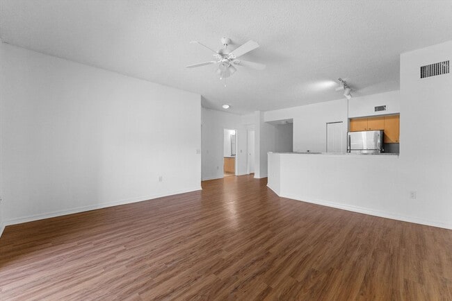 Building Photo - 310 Crestwood Cir