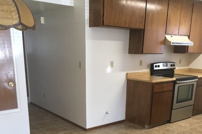kitchen - 627 S Sierra Ave