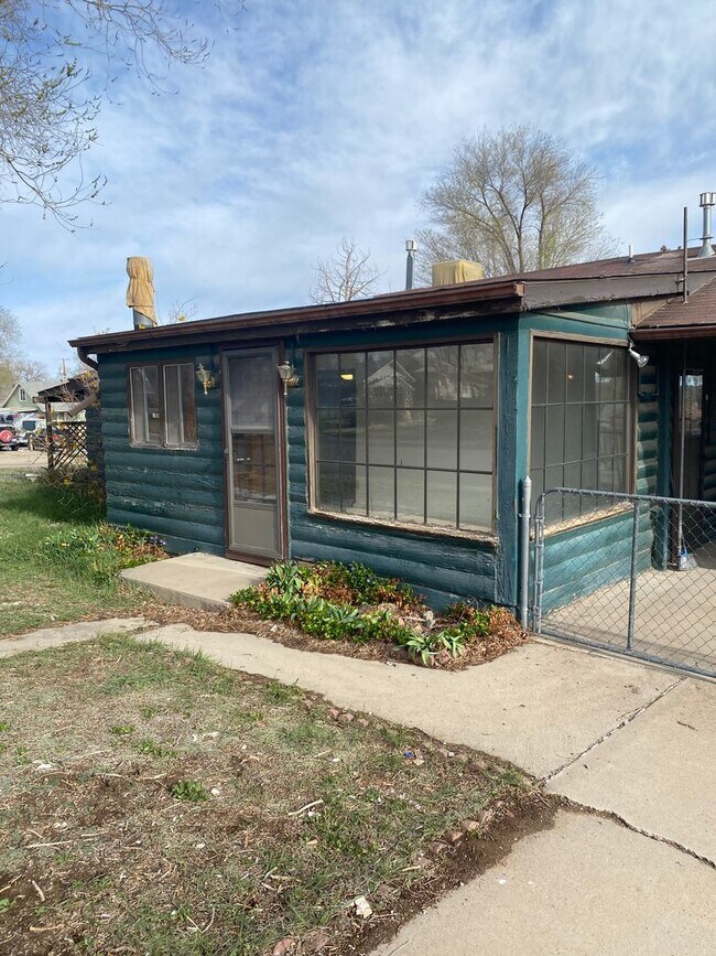 Foto del edificio - Large corner lot with garage