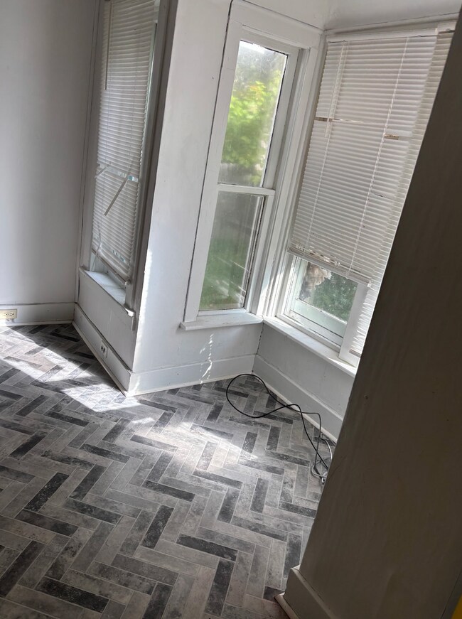 Foto del edificio - 4 bed 1 bath