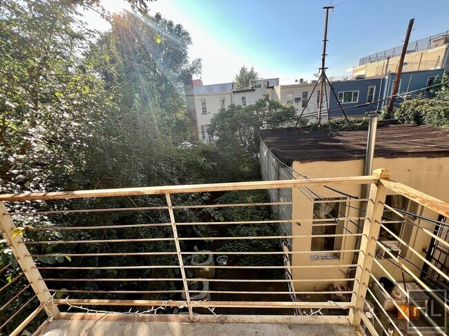 Building Photo - 2BR 1BA w/ Balcony & In Unit Laundry In Bushwick