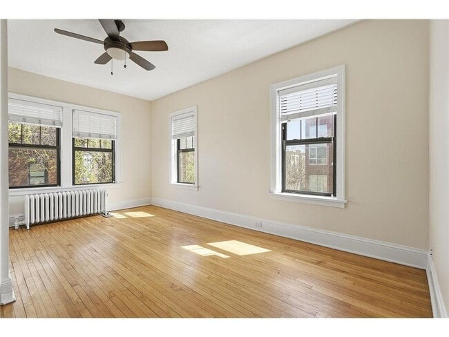 Building Photo - 220 E 19th St