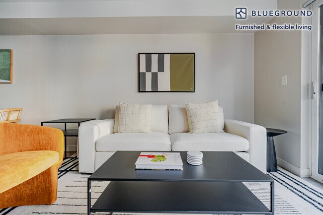 Building Photo - 526 Yale Ave N