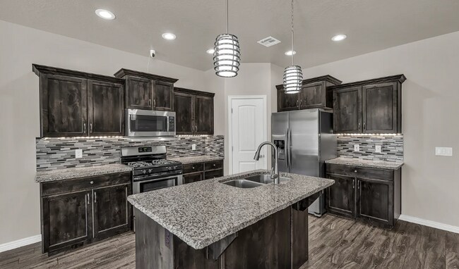 Foto del edificio - Gorgeous 4 Bed with 3 Car Garage AND Hot Tub