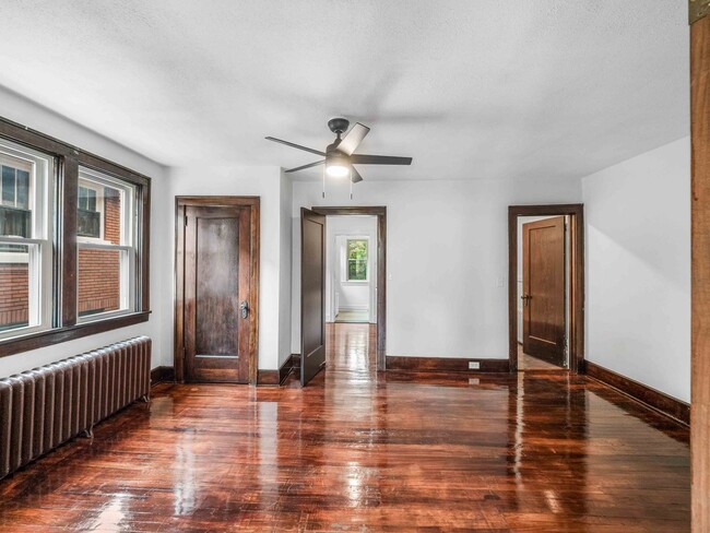 Foto del edificio - READY FOR MID-MAY!! FULLY RENOVATED 1 -BED...