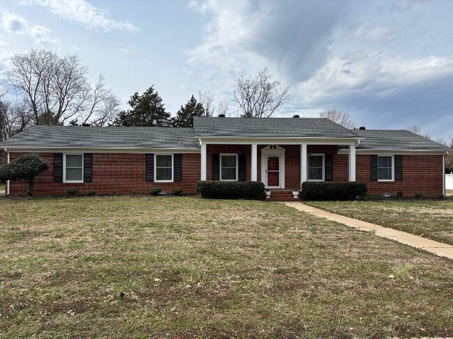 Building Photo - 4 bed, 2 bath home on large lot near MTSU