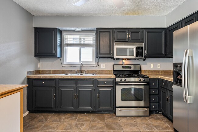 Foto del edificio - 1153 Brookswood Ave