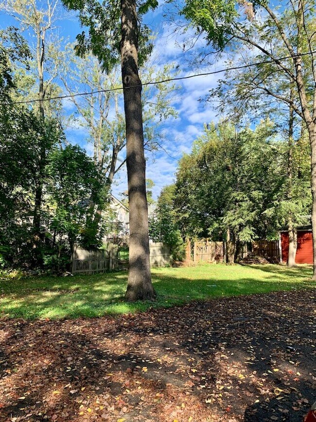 Foto del edificio - Coming soon! Huge house with garage