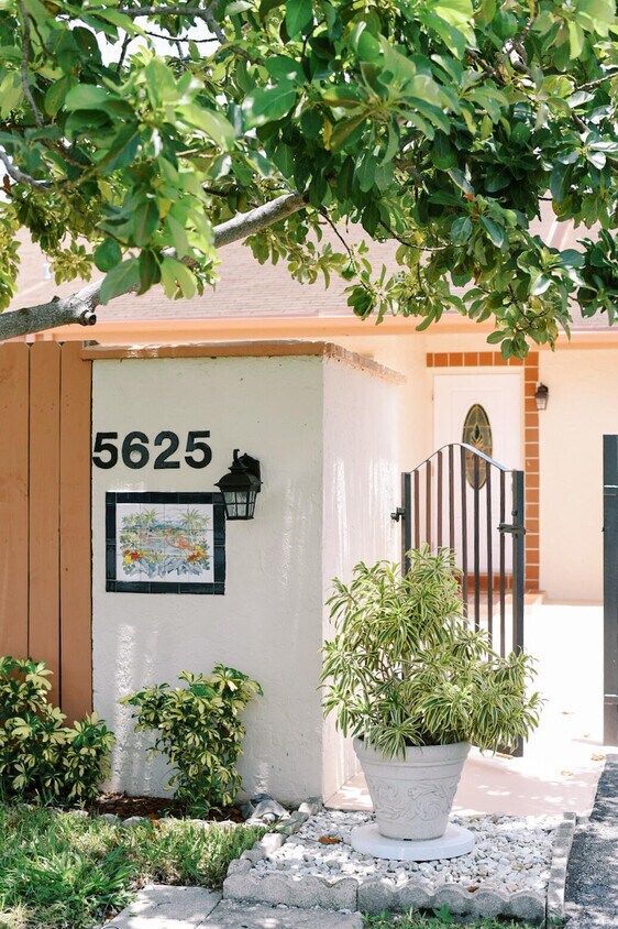 Primary Photo - 5625 Biscayne Dr