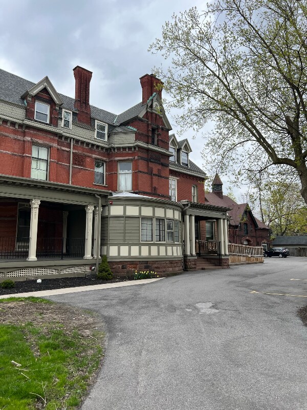 Building Photo - 869 Delaware Ave