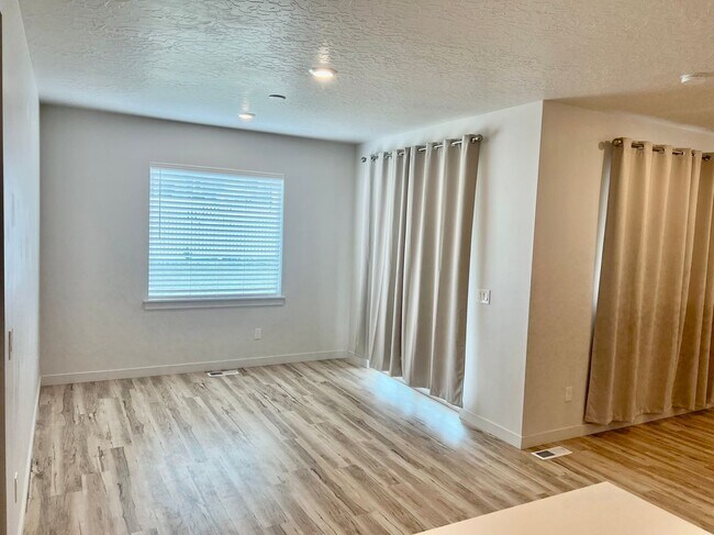 Building Photo - 393 Watercress Dr
