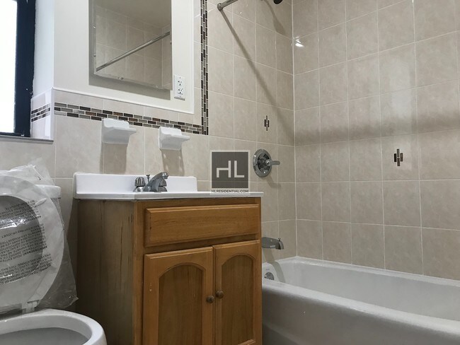 Building Photo - Beautiful 1.5 Bedroom Apartment
