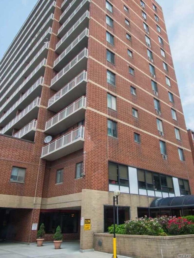Building Photo - 136-17 Maple Ave