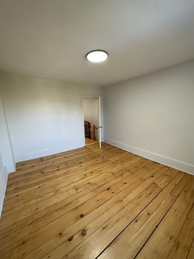 Building Photo - 2497 Rue Notre-Dame