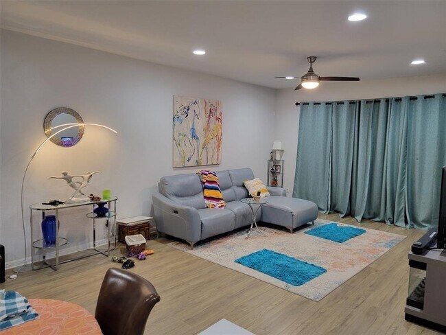 Foto del edificio - 124 Winding Hollow Ln