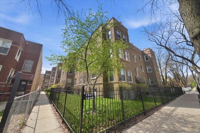 Building Photo - 1849 W Greenleaf Ave